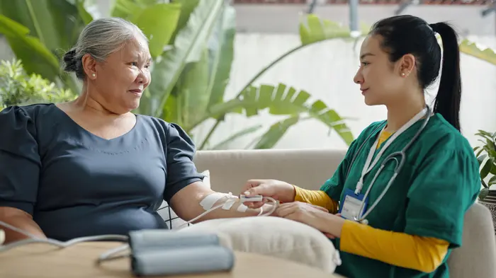 điều dưỡng chăm sóc bệnh nhân tại bệnh viện