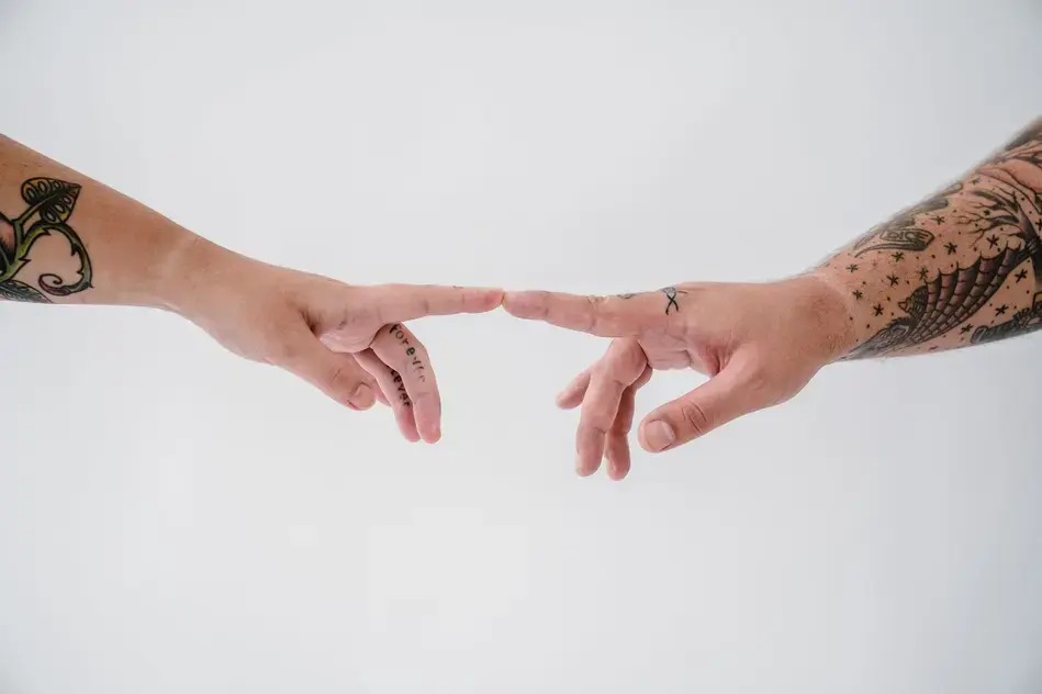 Người trưởng thành vỗ nhẹ dọc cánh tay khi thực hành Paida